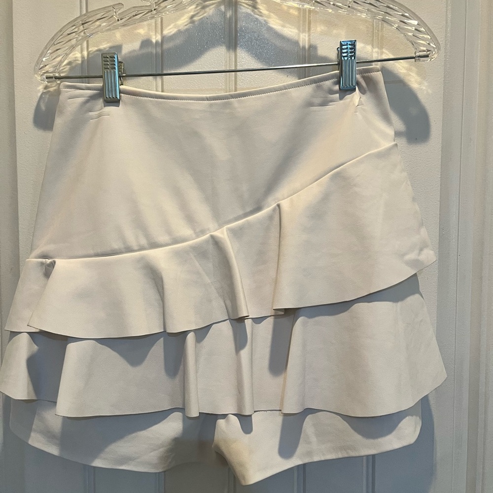Vestique, size medium, white, faux leather skort, zips up side. - Picture 2 of 2